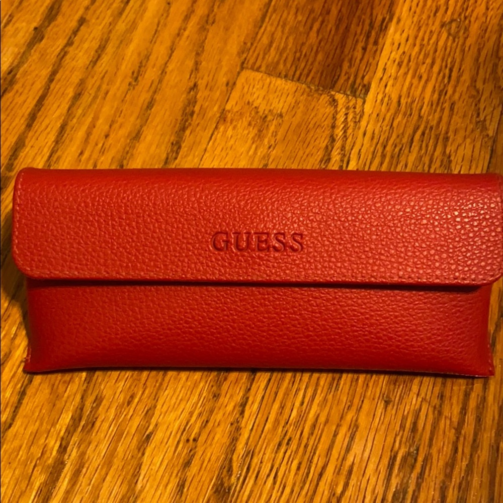 GUESS EYE GLASS CASE